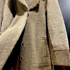 Coat/100% sheepskin, reverse
Two side slit pocket
Made in UK